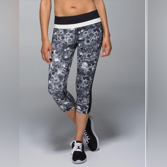 Lululemon Up The Pace Crop Flowabunga Black Angel Wing / Black / Angel Wing Sz 6 - Picture 2 of 11